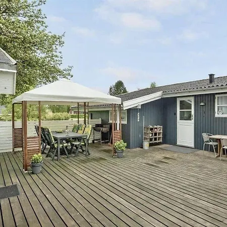 Familienferienhaus-Mit-Ofen-Spielturm-Und-Zwei-Terrassen *