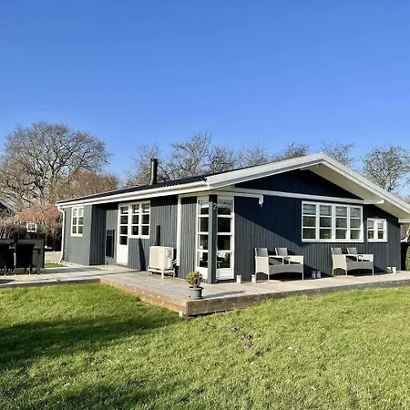 Holiday home Familienferienhaus-Mit-Ofen-Spielturm-Und-Zwei-Terrassen Skovbyballe