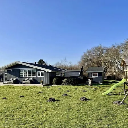 Familienferienhaus-Mit-Ofen-Spielturm-Und-Zwei-Terrassen Holiday home