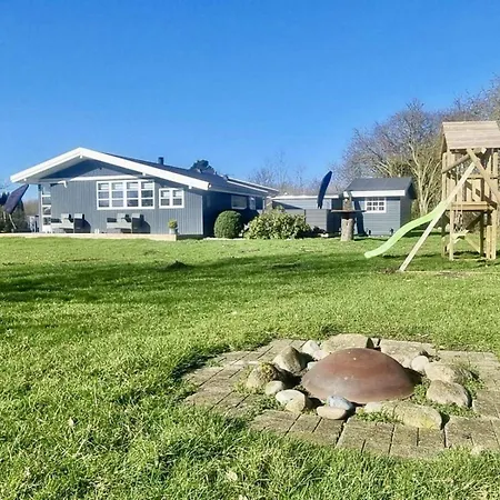 Familienferienhaus-Mit-Ofen-Spielturm-Und-Zwei-Terrassen Skovbyballe
